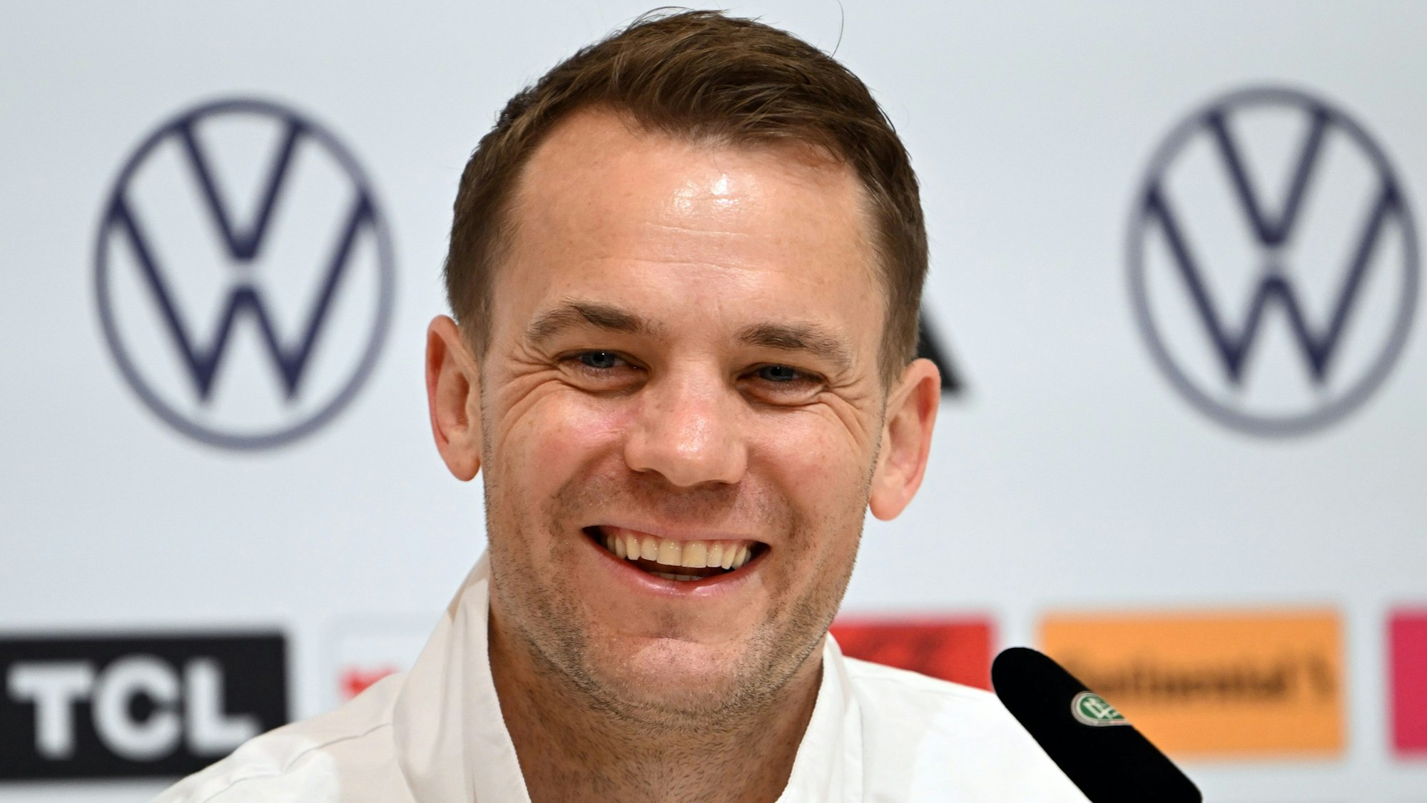Deutschlands Torwart Manuel Neuer beantwortet während der Pressekonferenz die Fragen von Journalisten.