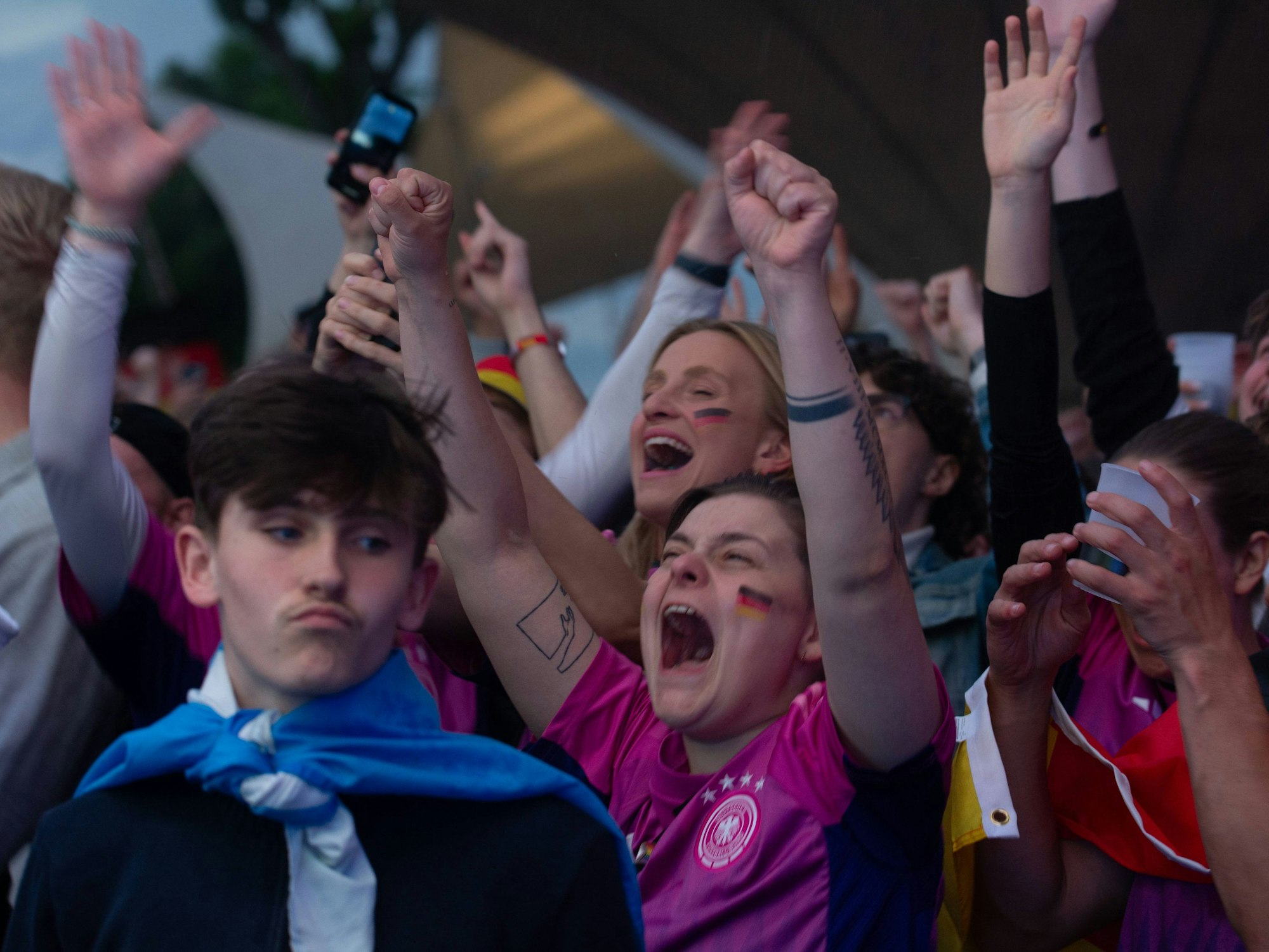 Deutschland-Fans jubeln, ein schottischer an schaut enttäuscht drein.