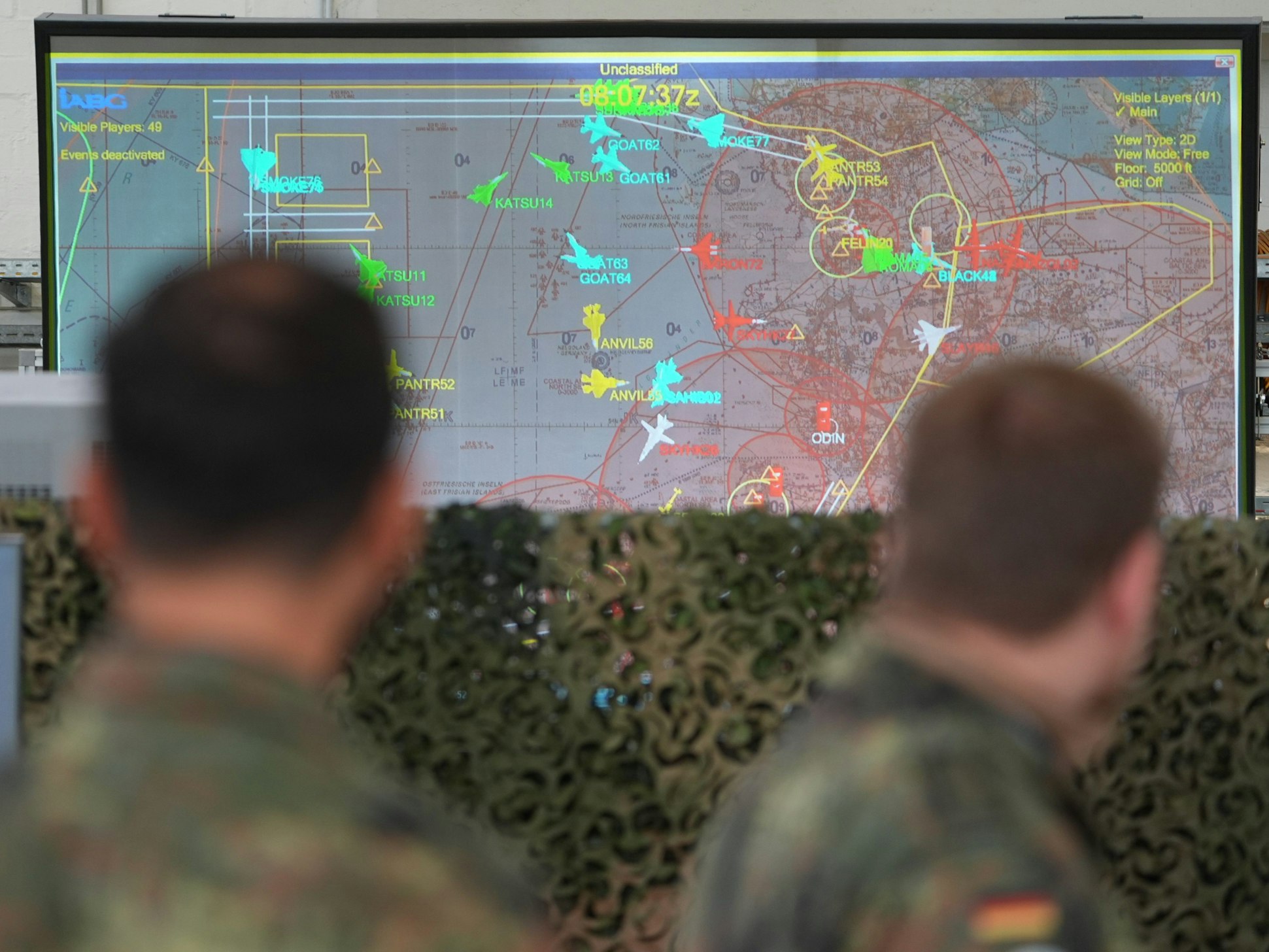 Soldaten verfolgen auf einer Leinwand einen Mitschnitt der Flugübungen während eines NATO-Luftwaffen-Manövers auf dem Gelände des Taktischen Luftwaffengeschwaders 51 „Immelmann“.
