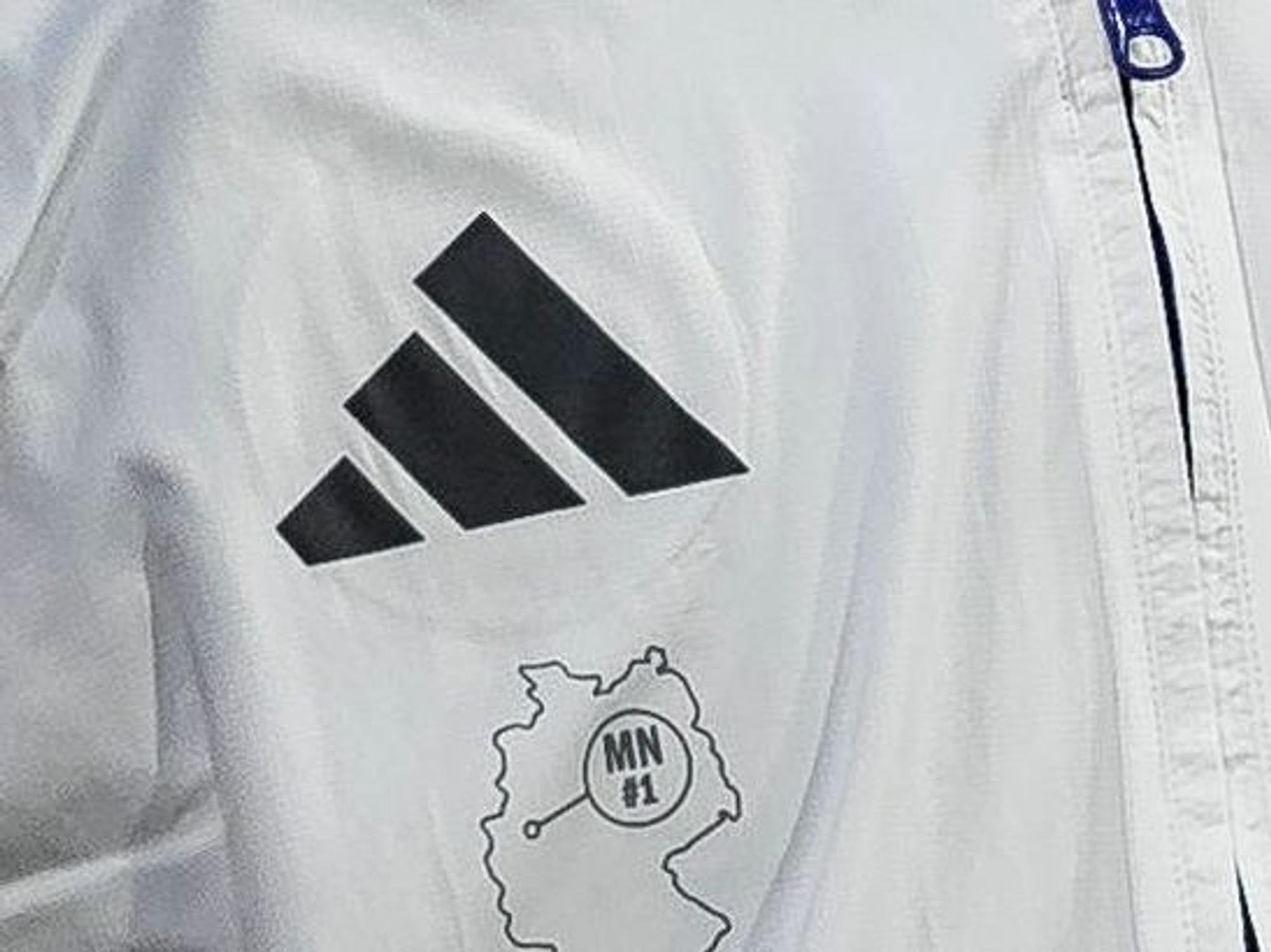 Auch auf der Jacke von Manuel Neuer war die kleine Deutschland-Karte zu sehen.