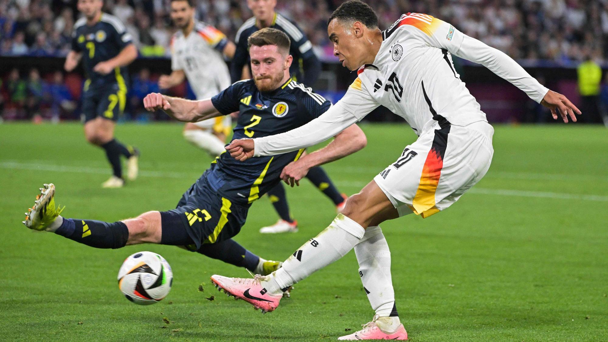 Jamal Musiala schießt gegen Schottland aufs Tor.