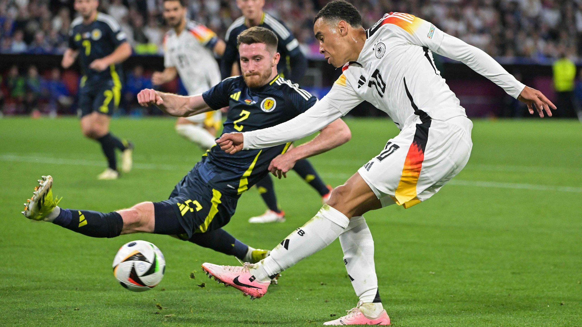 Jamal Musiala schießt gegen Schottland aufs Tor.