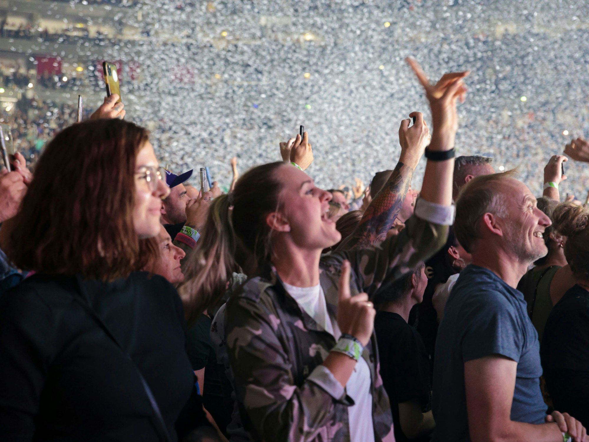 Fans feiern beim beim Konzert von Thirty Seconds to Mars.