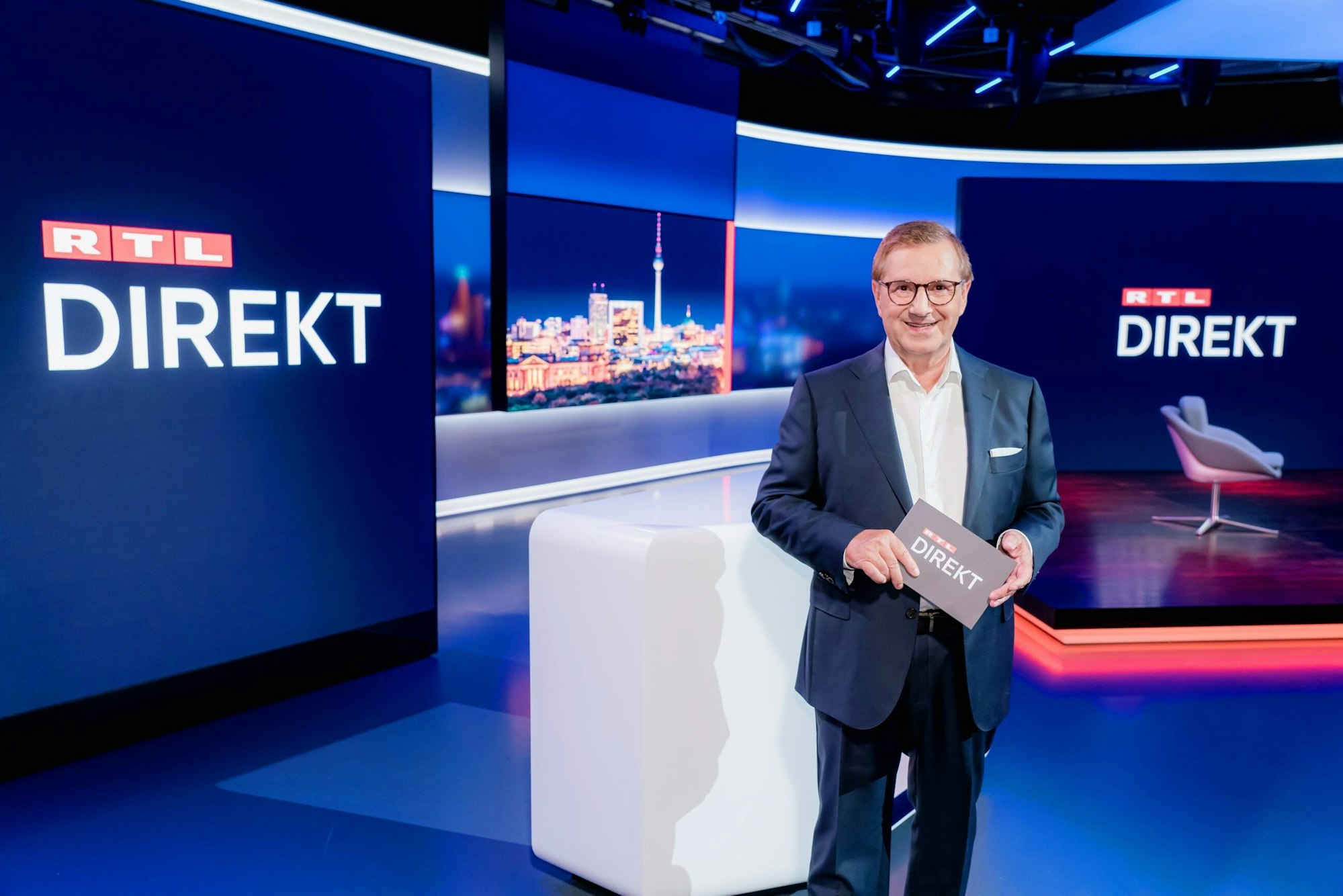 „RTL Direkt“-Moderator Jan Hofer steht im Studio der Nachrichtensendung.
