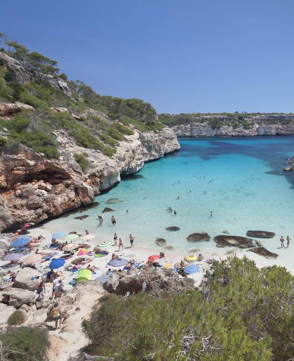 Die mallorquinische Bucht Caló d'es Moro gehört zu den beliebtesten Badeorten der gesamten Insel. Doch die Einheimischen auf Mallorca wehren sich nun gegen die konstante Überfüllung durch den Massentourismus.