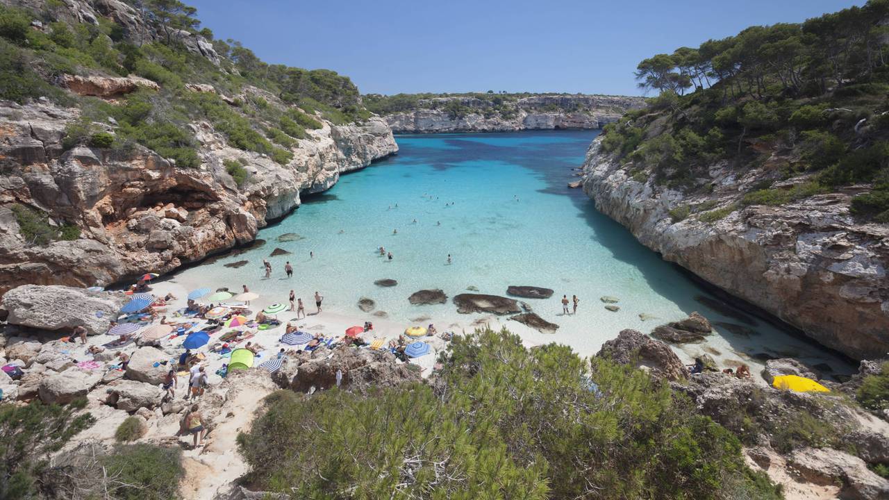 Die mallorquinische Bucht Caló d'es Moro gehört zu den beliebtesten Badeorten der gesamten Insel. Doch die Einheimischen auf Mallorca wehren sich nun gegen die konstante Überfüllung durch den Massentourismus.