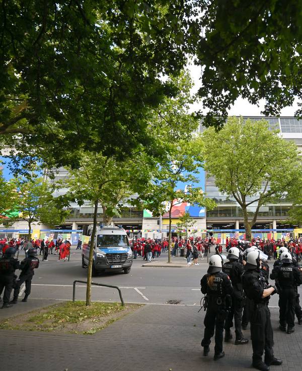 Polizei und Sicherheitskräfte stehen vor dem Spiel Italien-Albanien an der Arena in Dortmund.