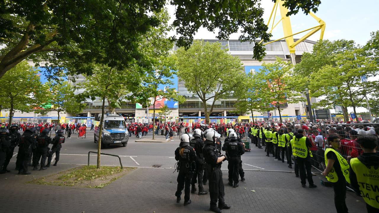 Polizei und Sicherheitskräfte stehen vor dem Spiel Italien-Albanien an der Arena in Dortmund.