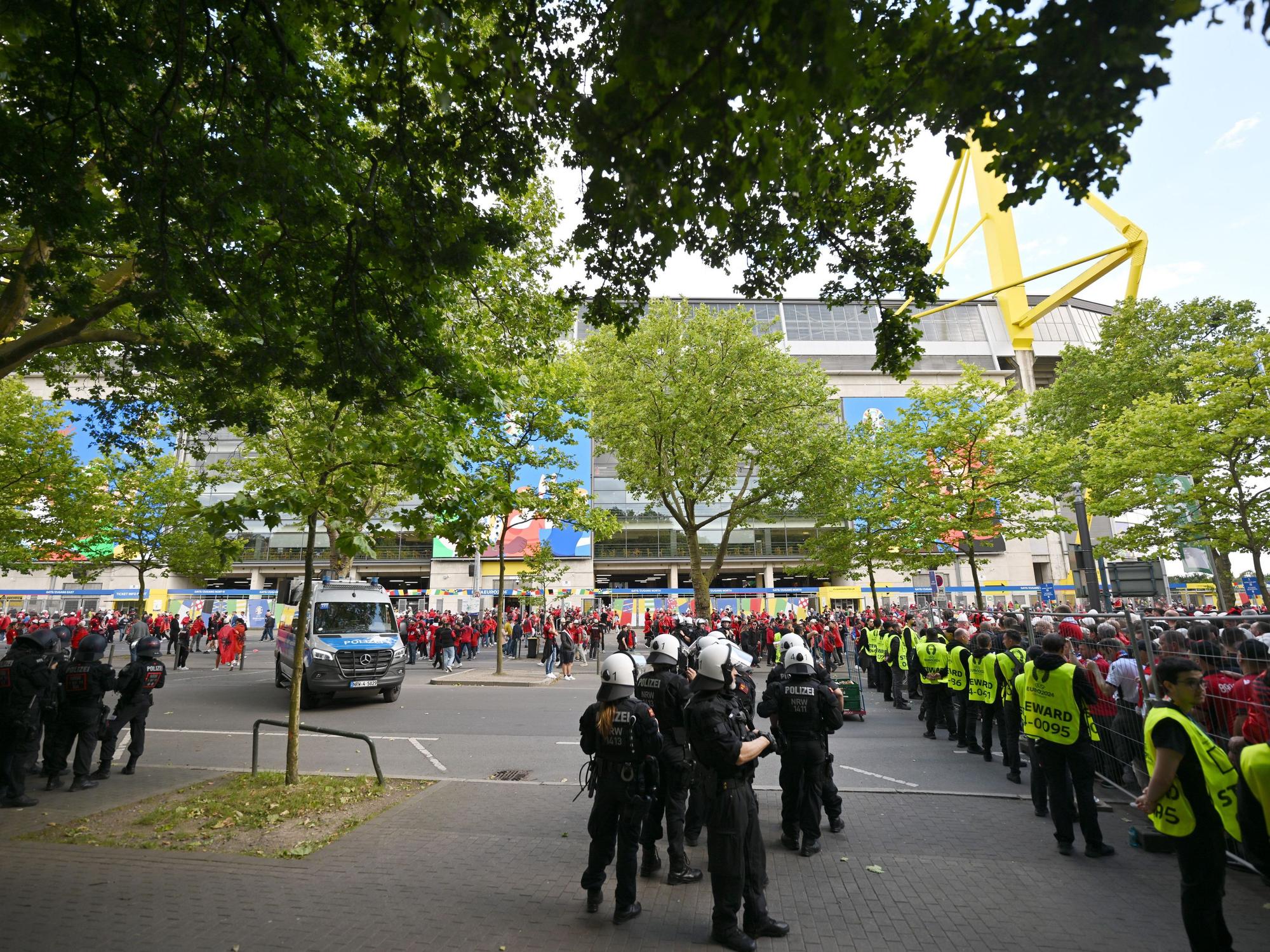 Polizei und Sicherheitskräfte stehen vor dem Spiel Italien-Albanien an der Arena in Dortmund.