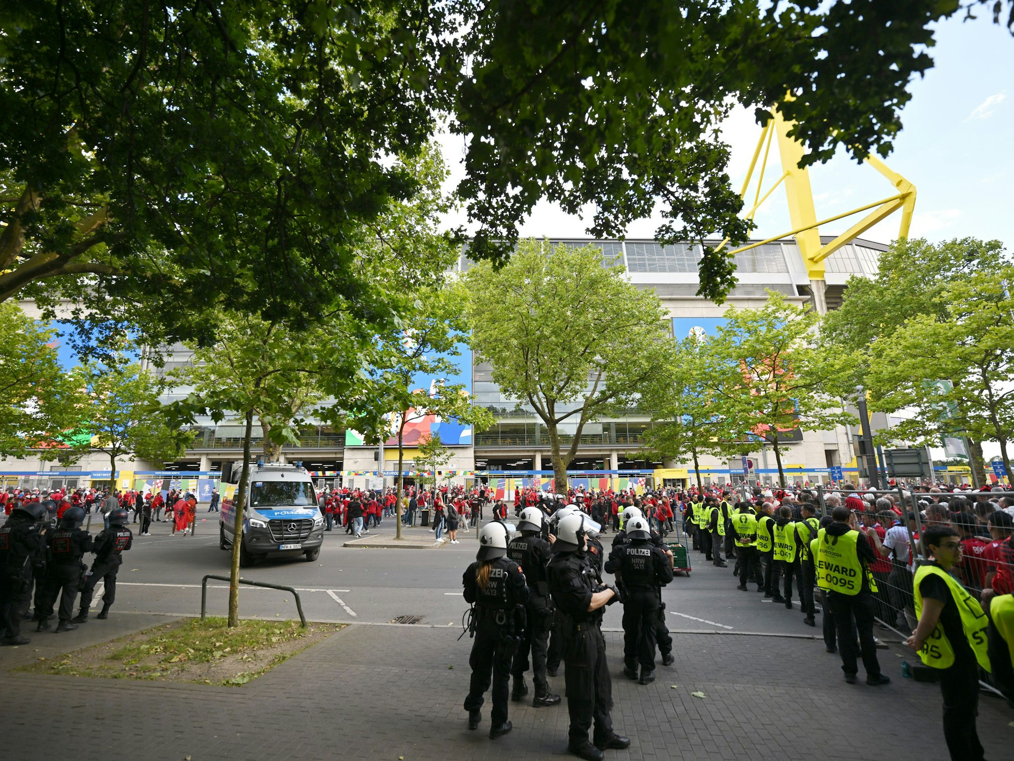 Polizei und Sicherheitskräfte stehen vor dem Spiel Italien-Albanien an der Arena in Dortmund.