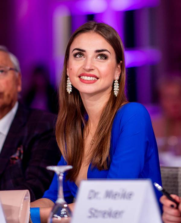 Ekaterina Leonova, „Let's Dance“-Tänzerin, beobachtet die Teilnehmerinnen beim Finale des Schönheitswettbewerbs ‚Miss 50 plus‘ im Oktober 2019.