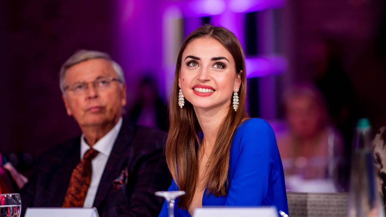 Ekaterina Leonova, „Let's Dance“-Tänzerin, beobachtet die Teilnehmerinnen beim Finale des Schönheitswettbewerbs ‚Miss 50 plus‘ im Oktober 2019.