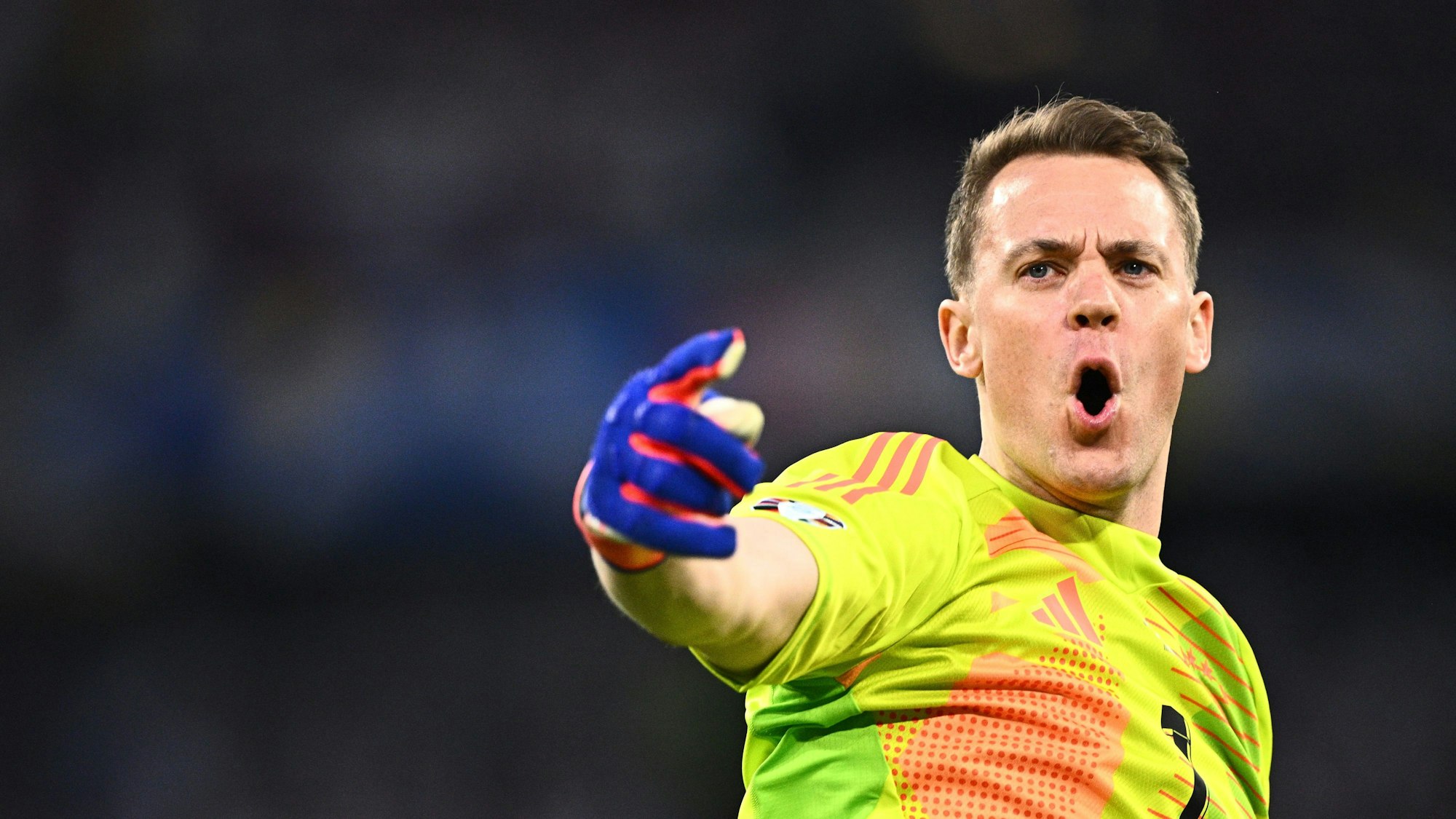 Deutschlands Torhüter Manuel Neuer jubelt über das Tor zum 2:0 durch Musiala.