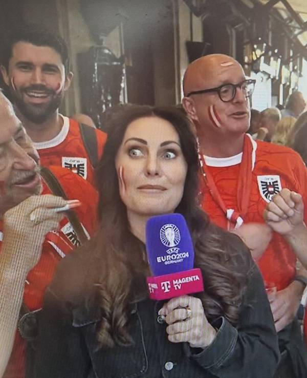 MagentaTV-Reporterin Kamila Benschop am Montag (17. Juni 2024) in der Düsseldorfer Altstadt mit Österreich-Fans.
