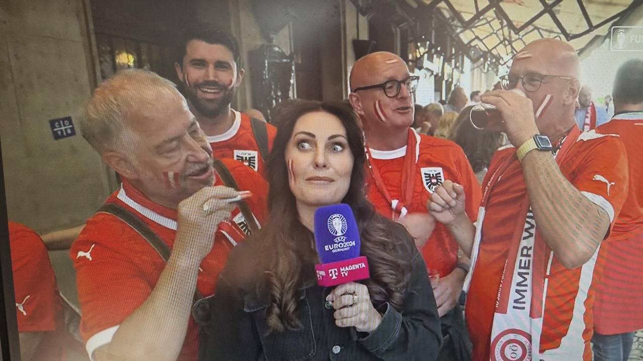 MagentaTV-Reporterin Kamila Benschop am Montag (17. Juni 2024) in der Düsseldorfer Altstadt mit Österreich-Fans.
