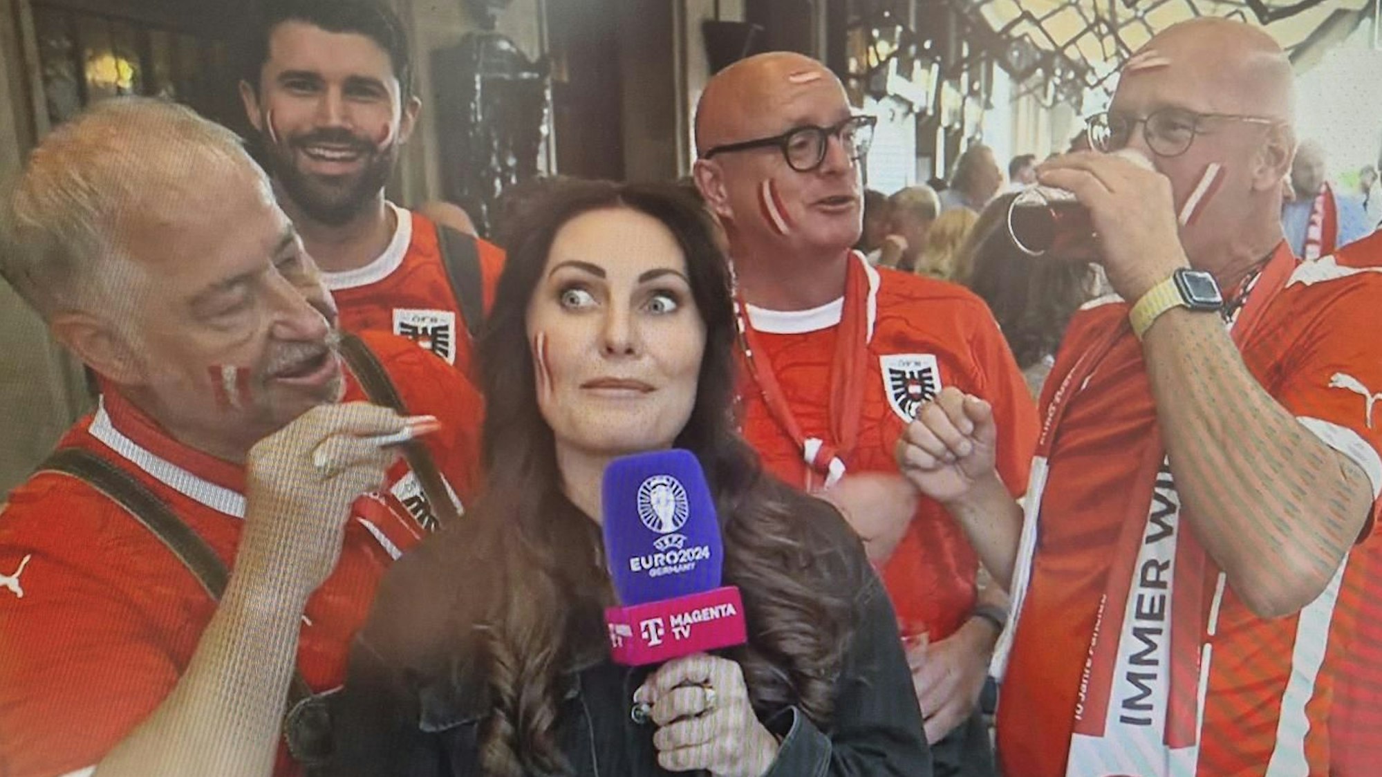 MagentaTV-Reporterin Kamila Benschop am Montag (17. Juni 2024) in der Düsseldorfer Altstadt mit Österreich-Fans.