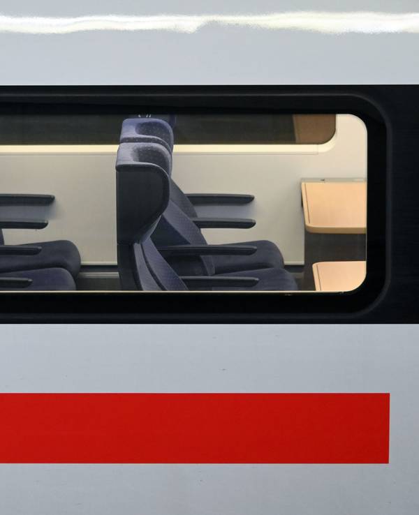 Blick auf leere 2.-Klasse-Sitzplätze in einem am Bahnhof Wilhelmshöhe stehenden ICE, der in Richtung Norden unterwegs ist.