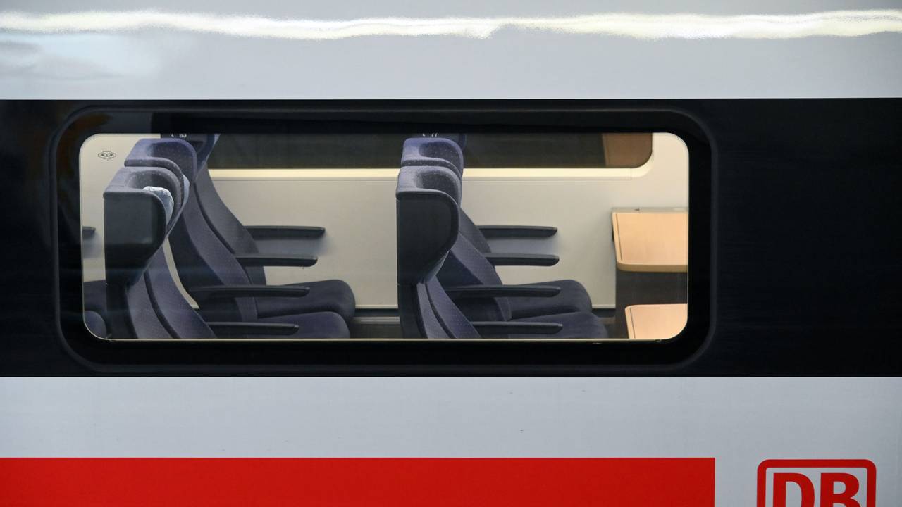 Blick auf leere 2.-Klasse-Sitzplätze in einem am Bahnhof Wilhelmshöhe stehenden ICE, der in Richtung Norden unterwegs ist.