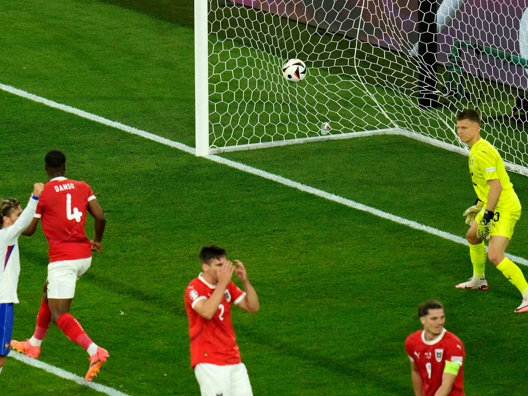Der entscheidende Moment: Österreichs Maximilian Wöber (unten) traf gegen Frankreich unglücklich ins eigene Tor. (Foto: 17. Juni 204)