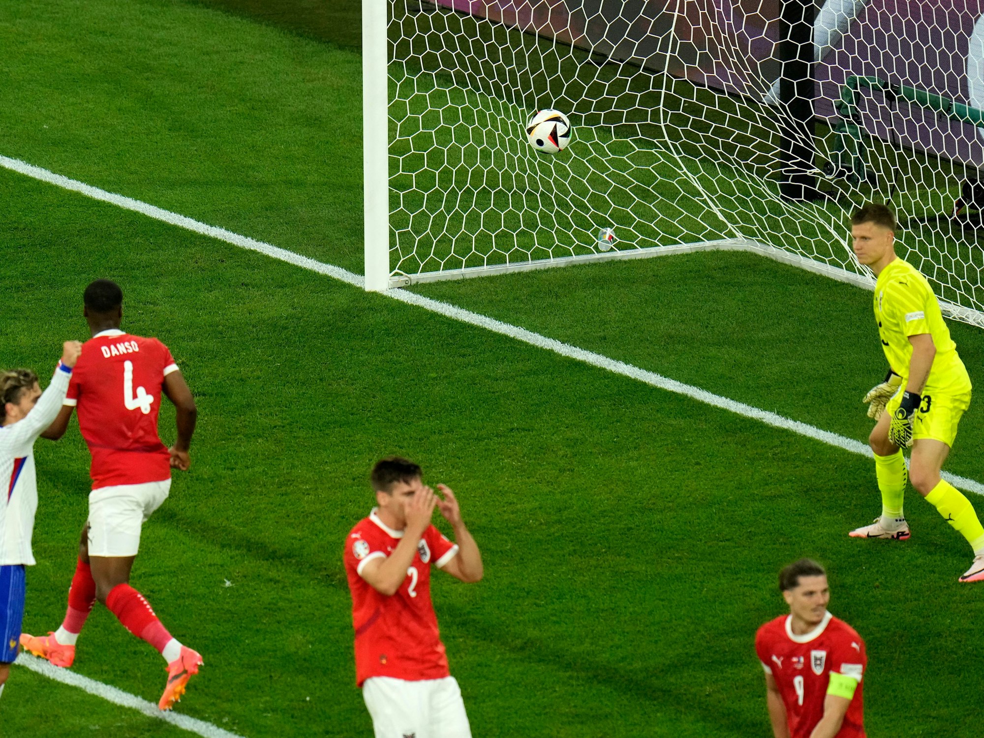 Der entscheidende Moment: Österreichs Maximilian Wöber (unten) traf gegen Frankreich unglücklich ins eigene Tor. (Foto: 17. Juni 204)