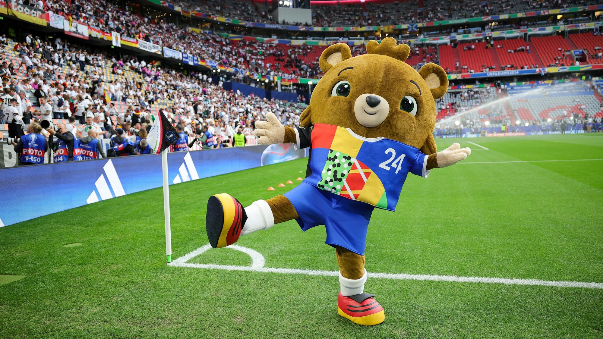 Albärt tanzt vor dem EM-Eröffnungsspiel auf dem Rasen.