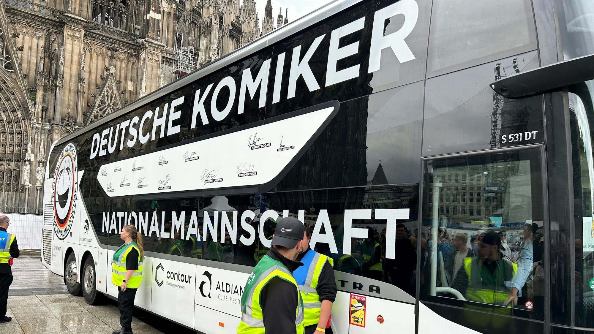 Mannschaftsbus der Komiker-Nationalmannschaft.