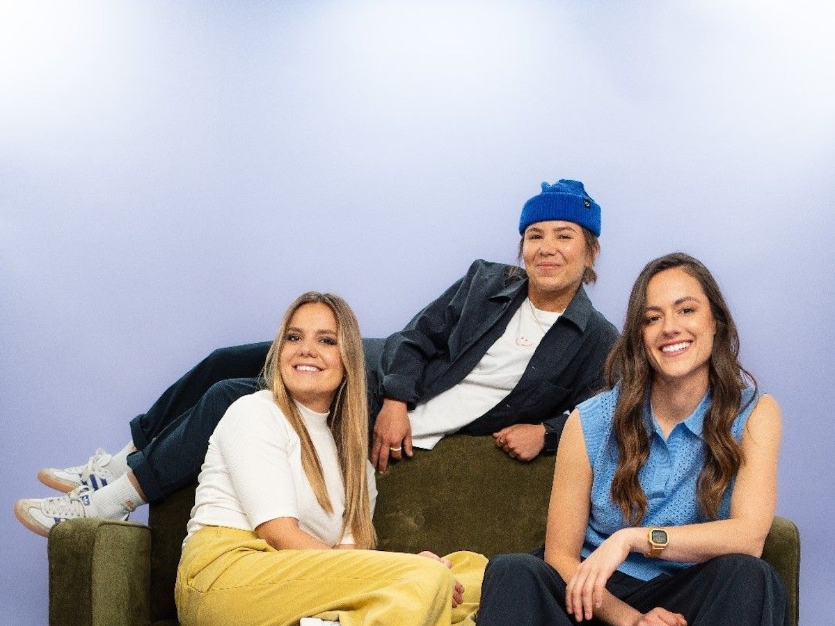 „LoveisLive“ geht wieder auf kleine Deutschland-Tour. Am 19. Juli 2024 gastiert das Trio um Podcasterin und Autorin Ricarda Hofmann („Busenfreundin“), Ex-„Princess Charming“ Irina Schlauch und Content Creatorin Miriam Bouaouina in Köln.