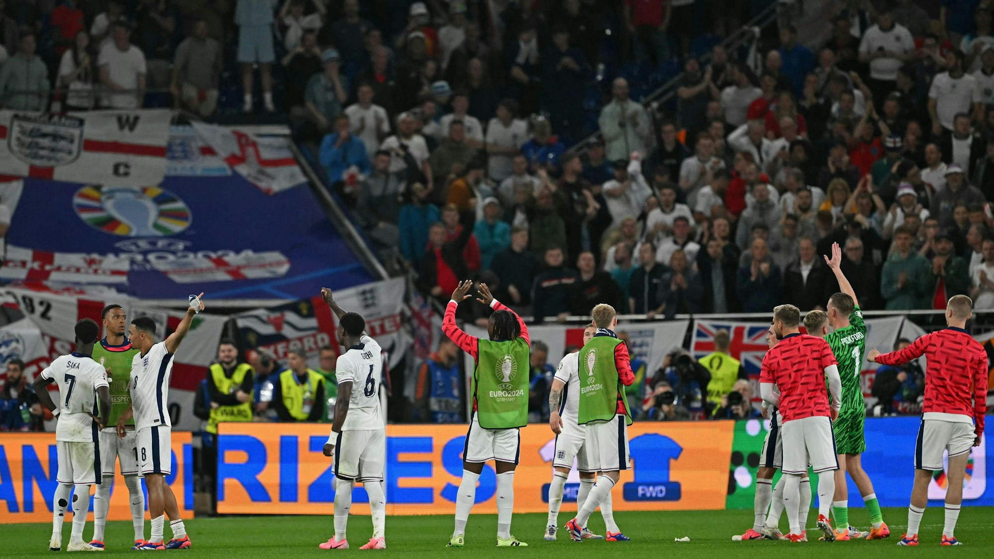 Die englischen Spieler bedanken sich nach dem Spiel bei den Fans in Gelsenkirchen.