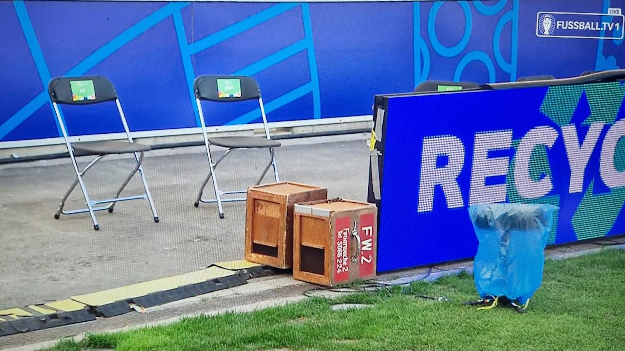 Der Bienenschwarm wurde im Stadion in Stuttgart einen Tag vor dem EM-Spiel Deutschland gegen Stuttgart in einen Bienenstock verfrachtet. (Foto: 18. Juni 2024)