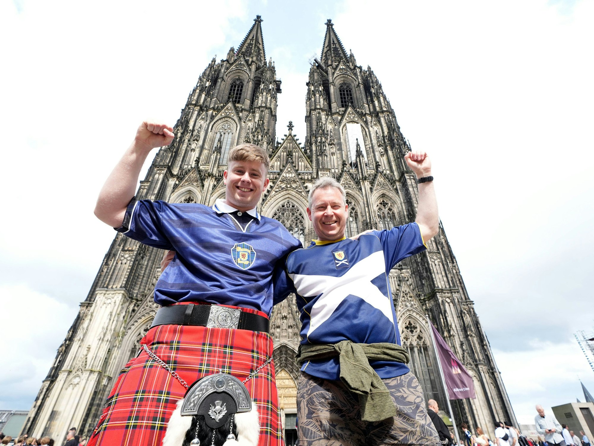 Schottische Fans posieren vor dem Kölner Dom.
