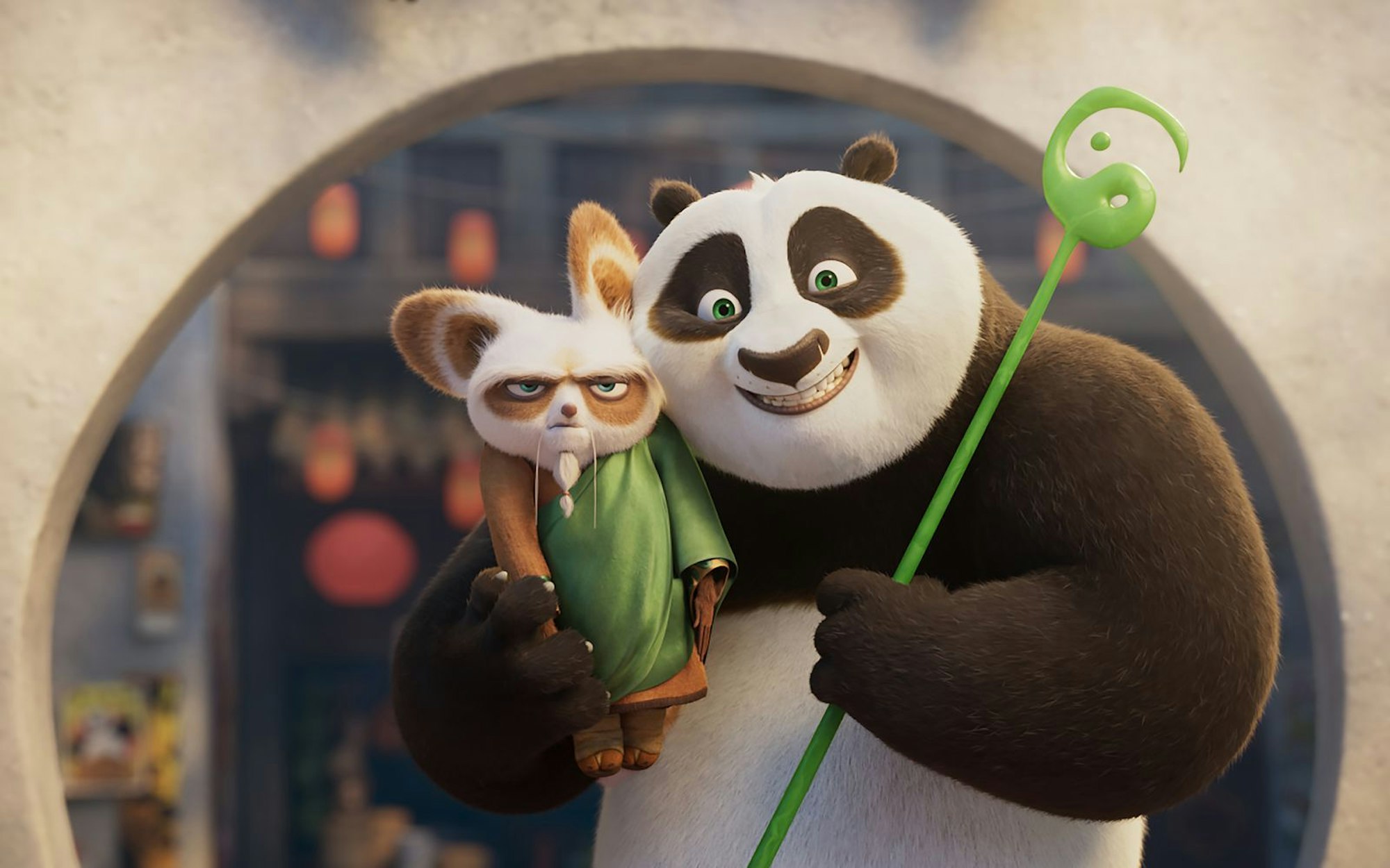 Meister Shifu (links) erklärt dem Pandabären Po, welche Bedeutung der grüne Stab der Weisheit hat. (Bild: 2024 DreamWorks Animation L.L.C./Universal Pictures)