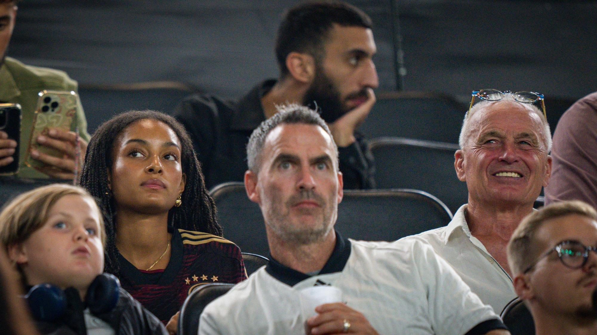 Aaliyah Freundin von Florian Wirtz und Hans-Joachim Wirtz Vater von Florian Wirtz beim Spiel Deutschland gegen Frankreich 2023.