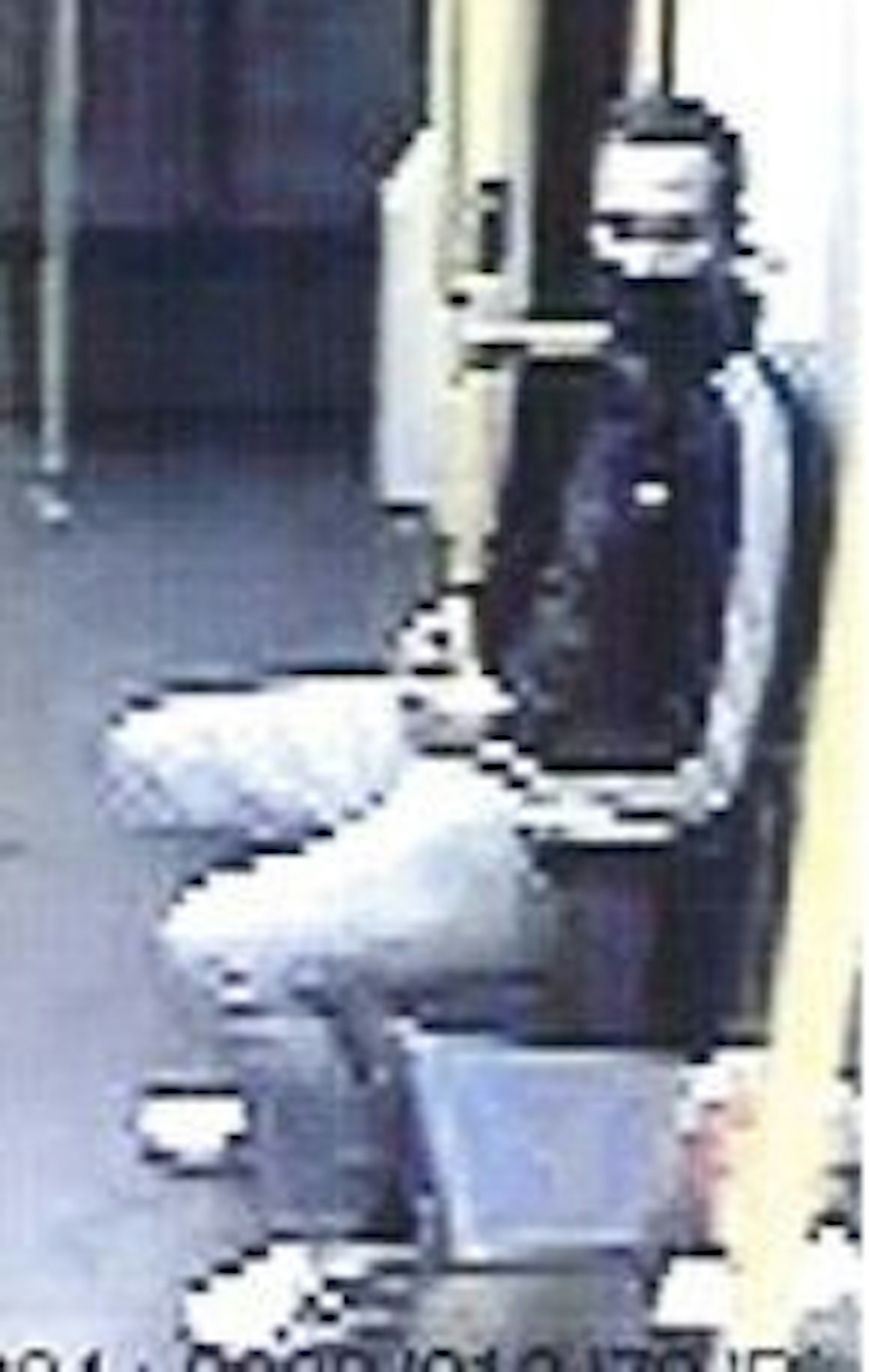 Unscharfe Aufnahme aus einer Bahn der Linie 12 in Köln. Der Mann soll ein gesuchter Sexualstraftäter sein.
