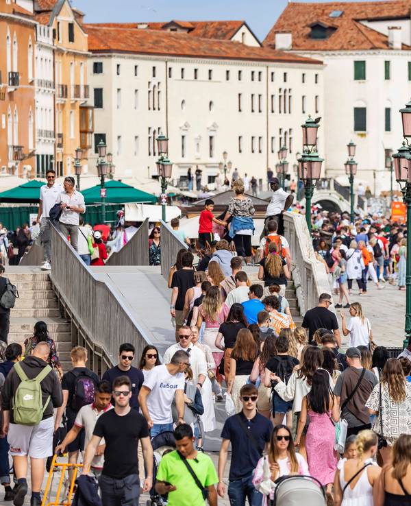 Touristinnen und Touristen besuchen Venedig.