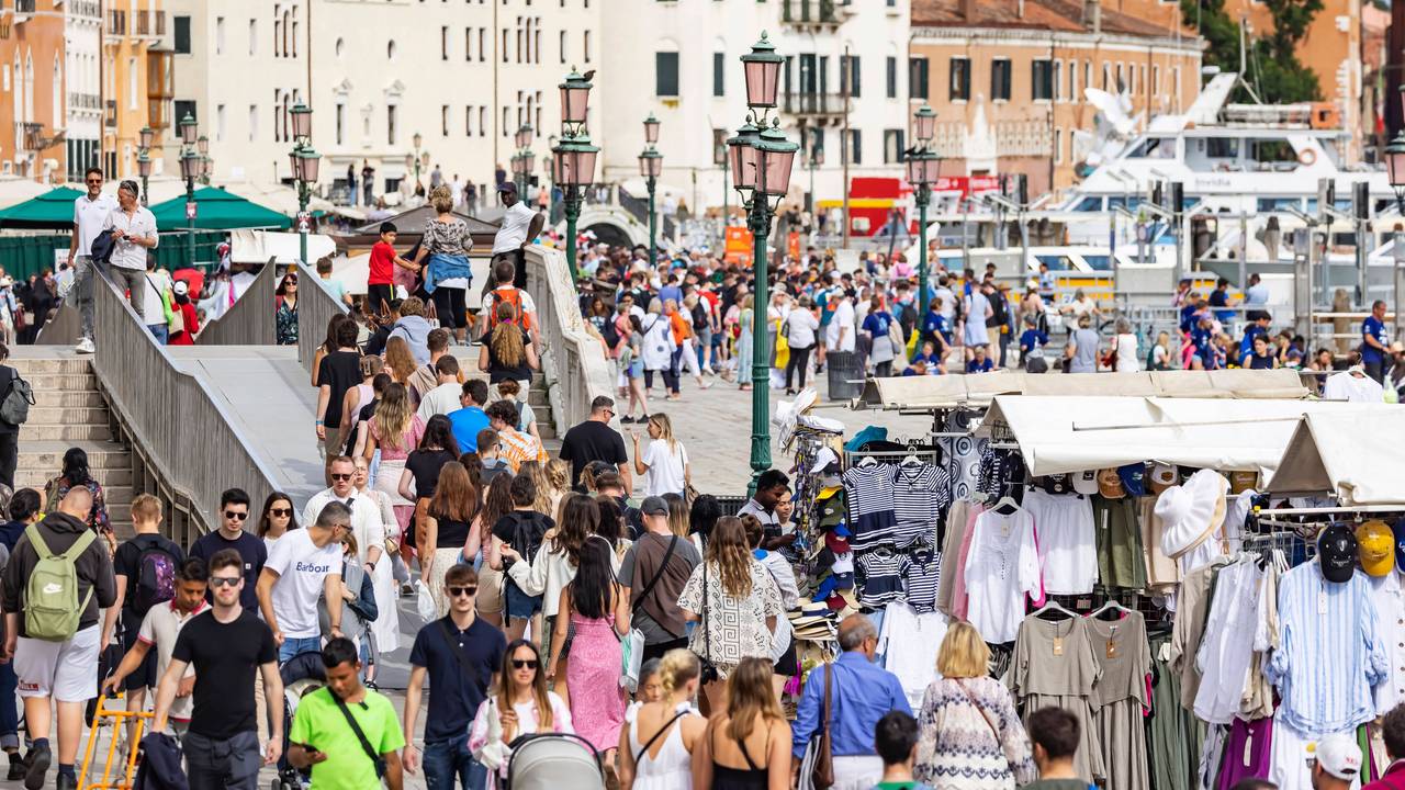 Touristinnen und Touristen besuchen Venedig.