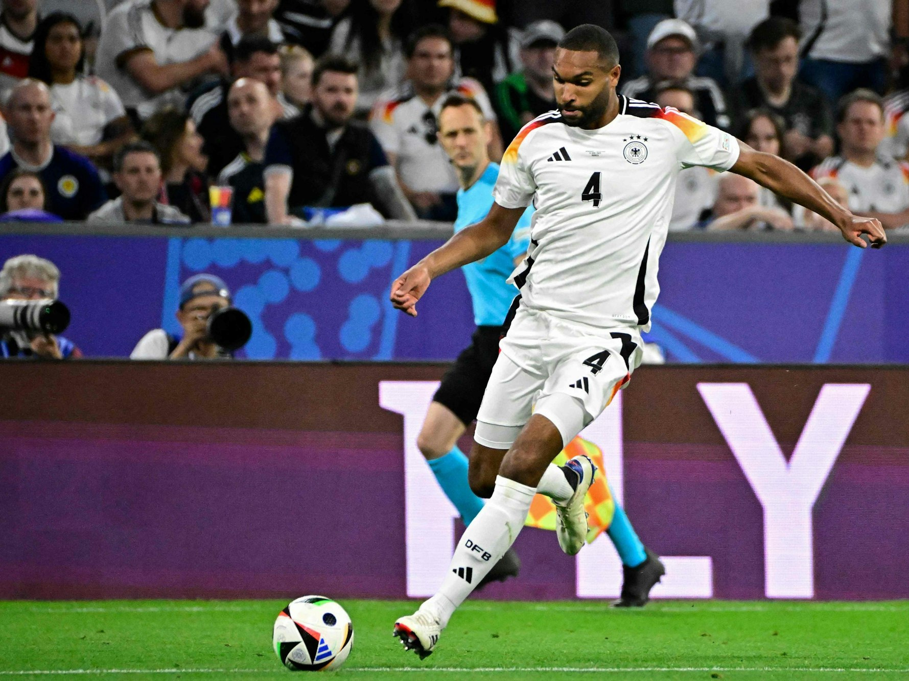 Jonathan Tah spielt den Ball.