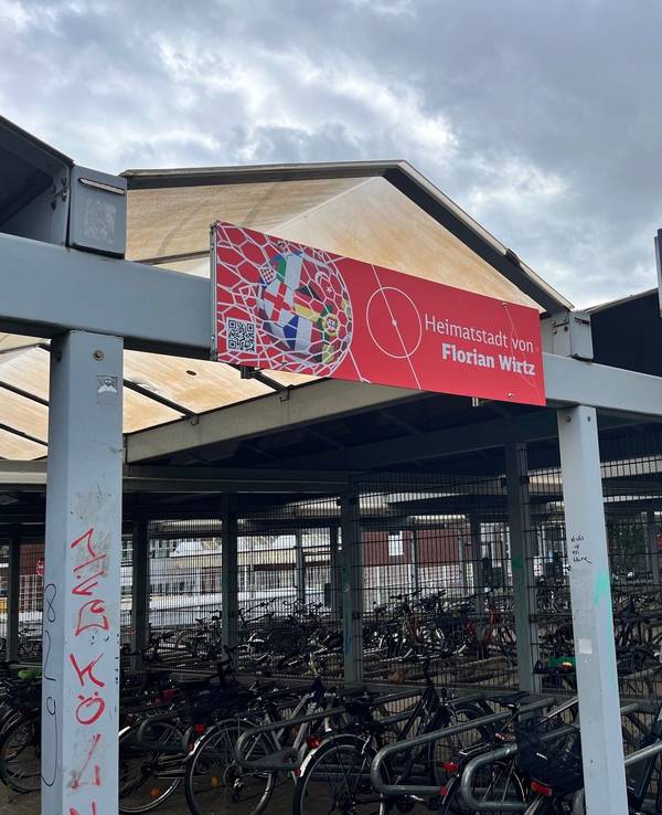Am Bahnhof in Pulheim hängt ein Schild zu EM-Star Florian Wirtz.