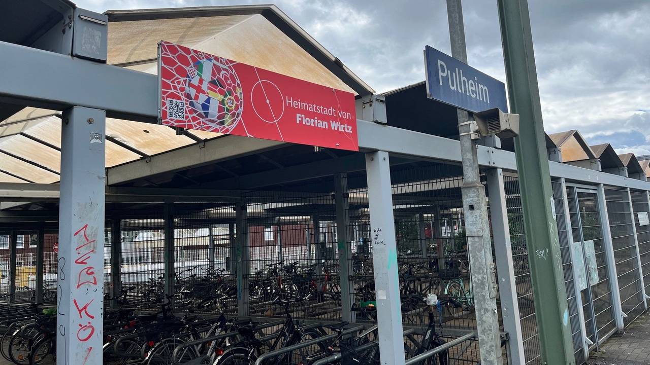 Am Bahnhof in Pulheim hängt ein Schild zu EM-Star Florian Wirtz.