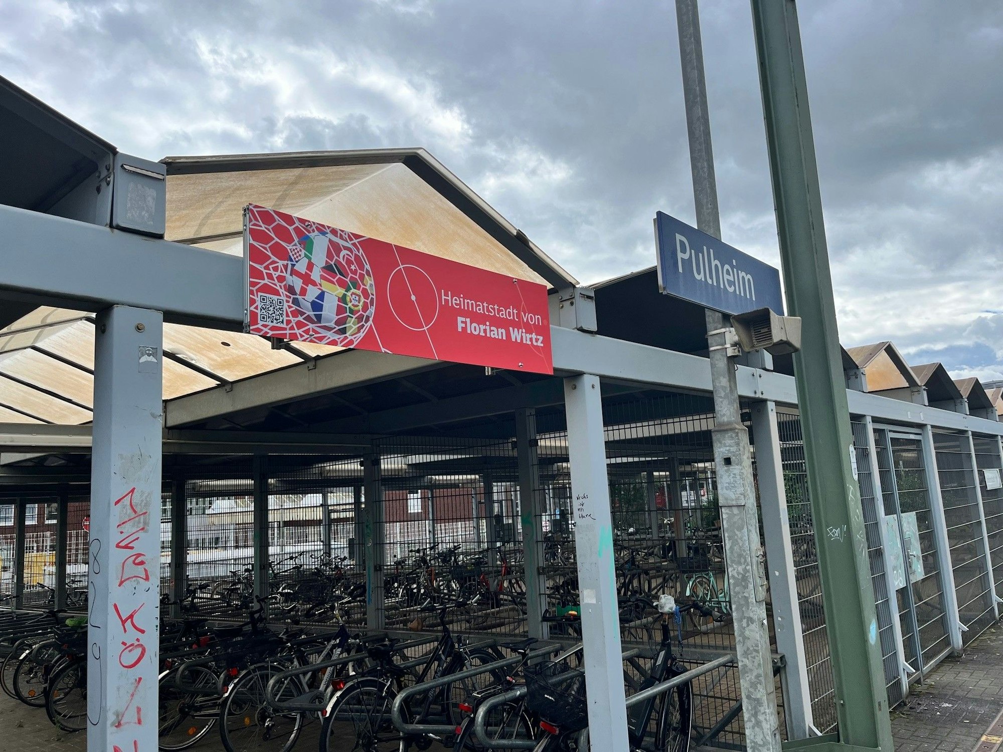 Am Bahnhof in Pulheim hängt ein Schild zu EM-Star Florian Wirtz.