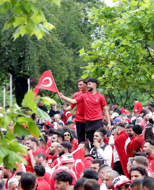 Zahlreiche türkischen Fans haben sich schon mittags auf der Kleppingstraße, nahe am Wallring versammelt.