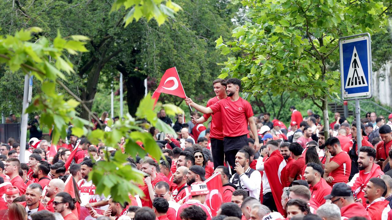 Zahlreiche türkischen Fans haben sich schon mittags auf der Kleppingstraße, nahe am Wallring versammelt.