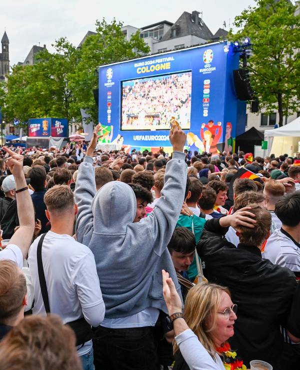 Public Viewing auf dem Heumarkt in Köln, viele Fans zeigen die Deutschland-Fahne.