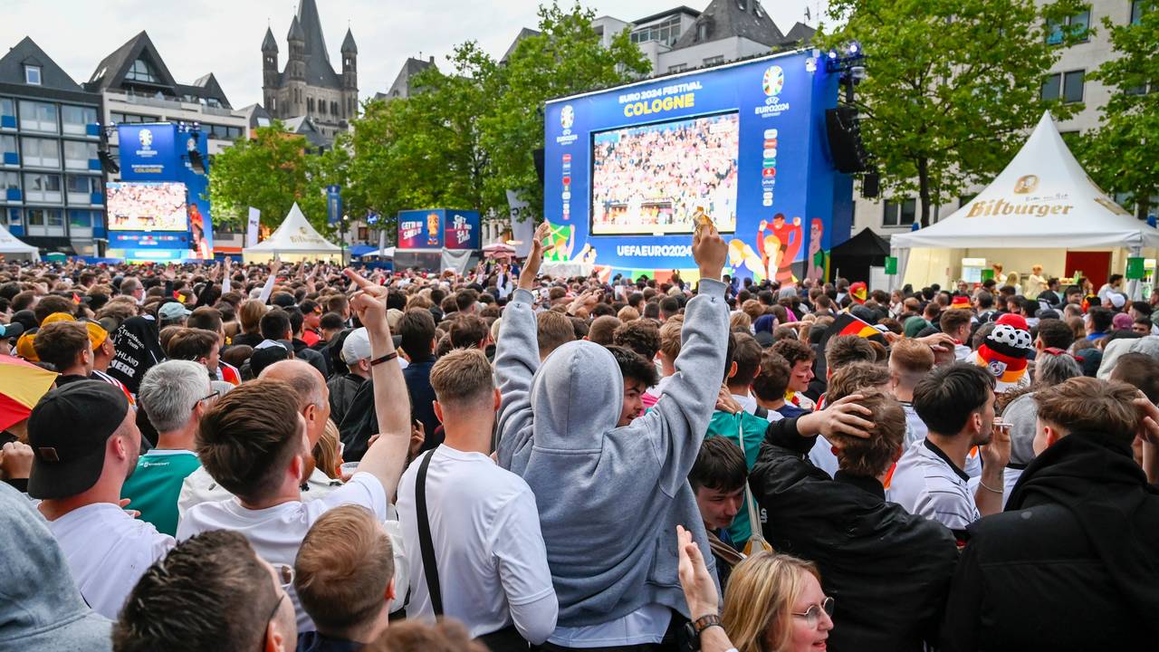 Public Viewing auf dem Heumarkt in Köln, viele Fans zeigen die Deutschland-Fahne.