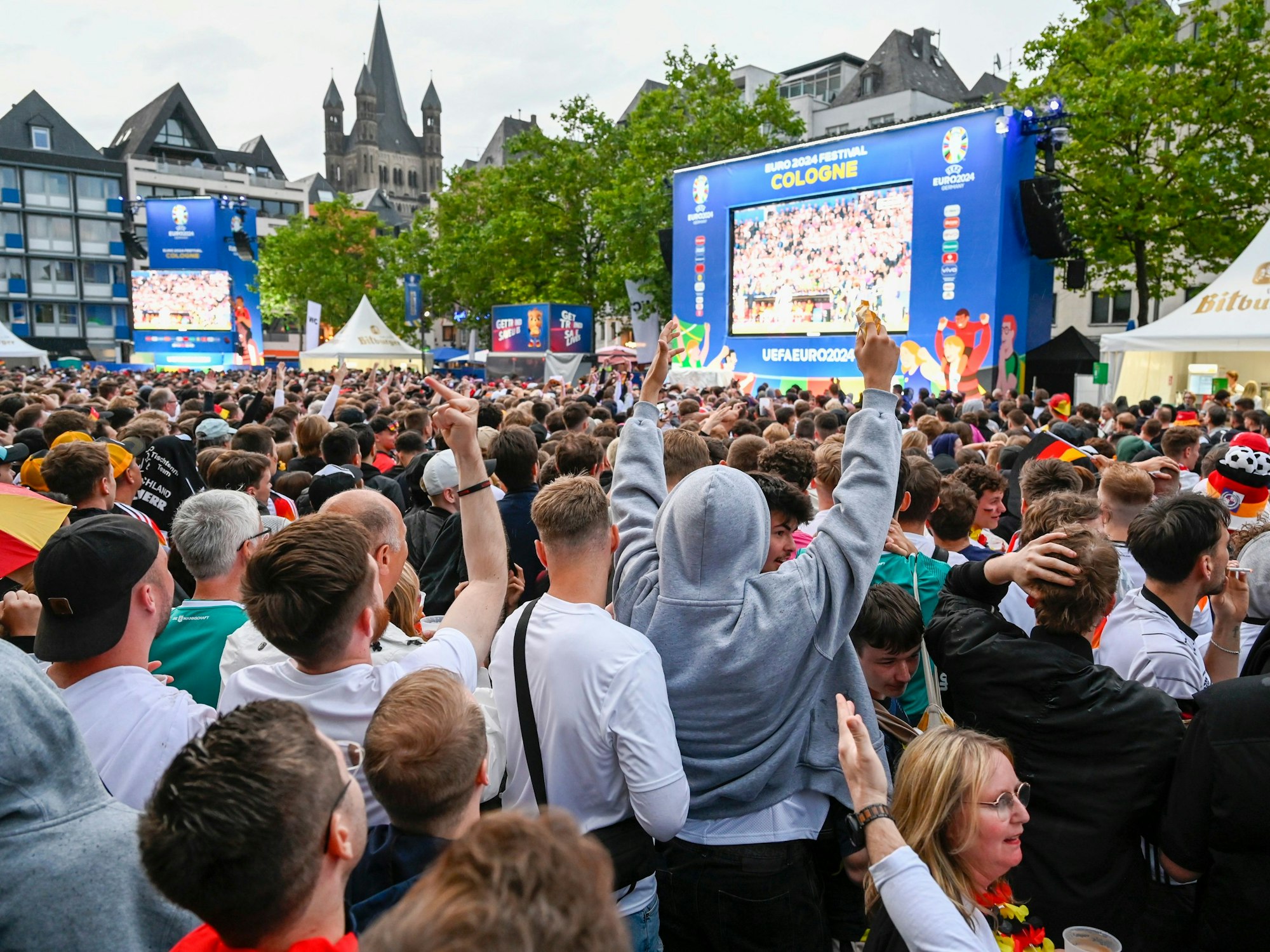 Public Viewing auf dem Heumarkt in Köln, viele Fans zeigen die Deutschland-Fahne.