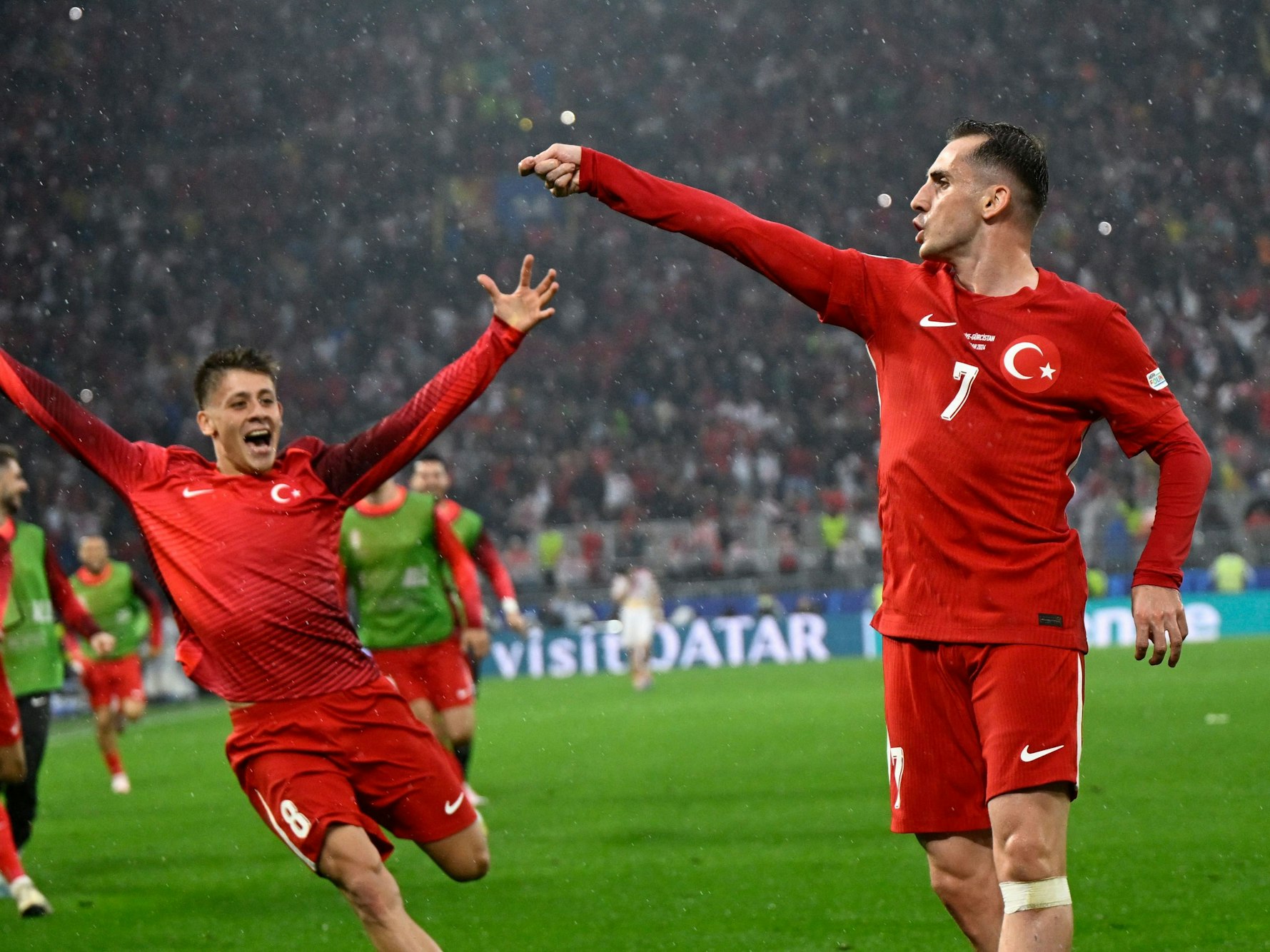 Türkeis Kerem Aktürkoglu (r.) bejubelt seinen entscheidenden Treffer gegen Georgien am Dienstag (18. Juni 2024).