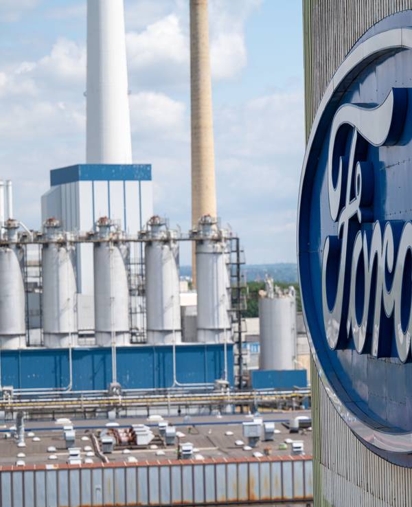 Das Ford Firmenschild in Köln von der Seite, im Hintergrund ist die Fabrik zu sehen.