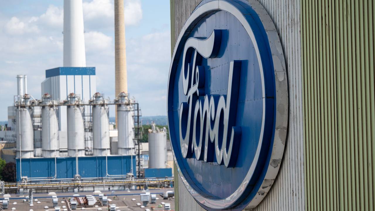 Das Ford Firmenschild in Köln von der Seite, im Hintergrund ist die Fabrik zu sehen.