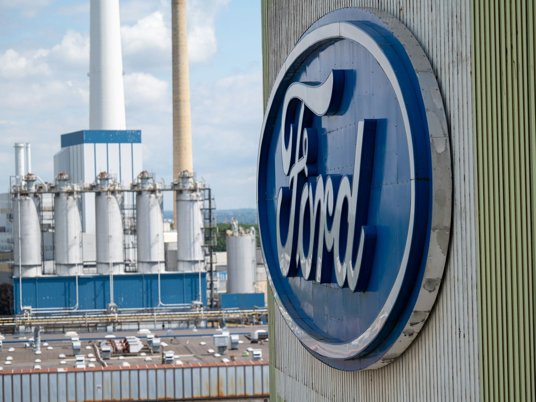 Das Ford Firmenschild in Köln von der Seite, im Hintergrund ist die Fabrik zu sehen.