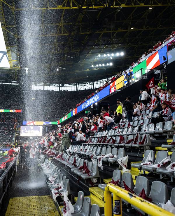 Ein Wasserfall prasselt vom Dach des Stadions in Dortmund auf die Fan-Tribüne.