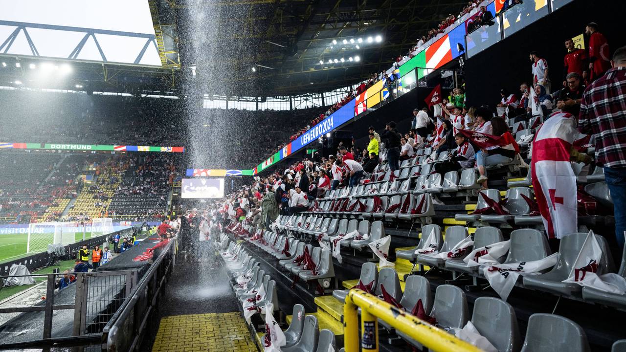 Ein Wasserfall prasselt vom Dach des Stadions in Dortmund auf die Fan-Tribüne.